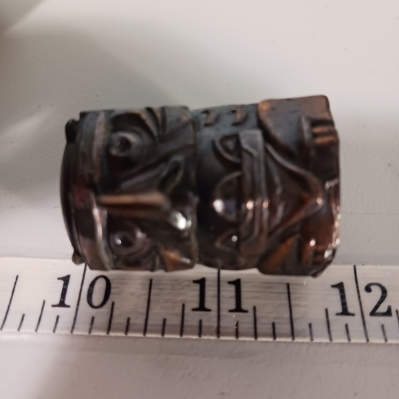 Vintage Bronze  Metal Totem Pole Salt and Pepper Shakers - Picture 4 of 4